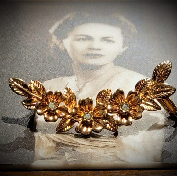 Faux gold & pearl Roman floral post/cuff earring. - Picture 2 of 4